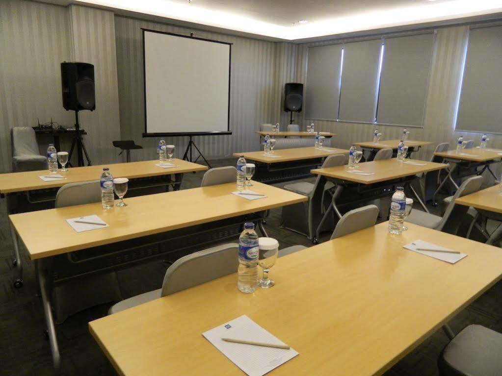 Hotel 88 Grogol Jakarta By Wh Dış mekan fotoğraf